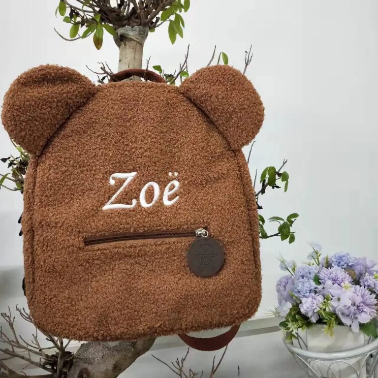 Adoptez un Voyage Stylé et Personnalisé avec le Sac à Dos Ours Brodé