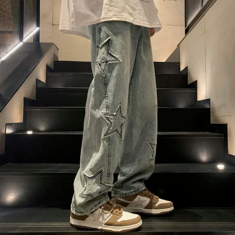 Affirmez votre audace avec un jean broderie étoile Y2K au style gothique