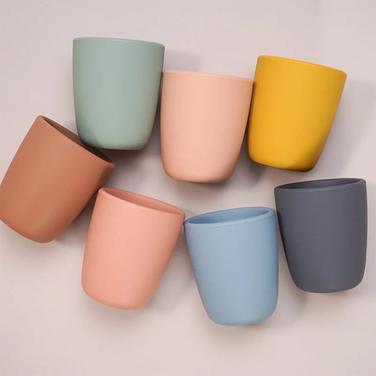 Un compagnon sécurisé pour l'autonomie des tout-petits : l'innovation du gobelet en silicone anti-brûlure