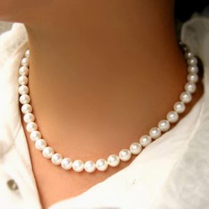 Redécouvrez l’élégance intemporelle avec ce collier de perles artisanales