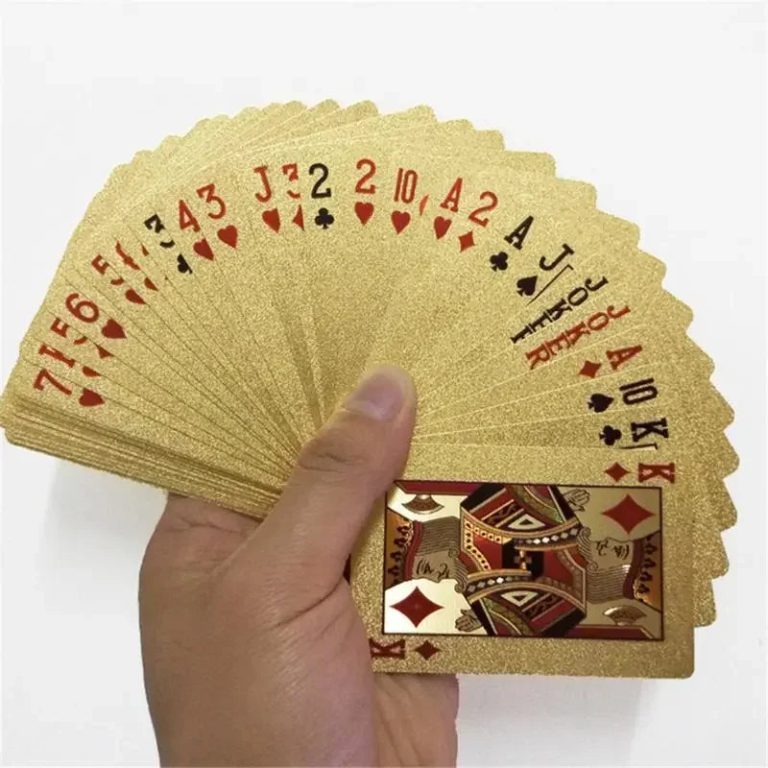 Redécouvrez l'Élégance et le Raffinement des Soirées avec cet Ensemble de Cartes à Jouer en Or 24 Carats