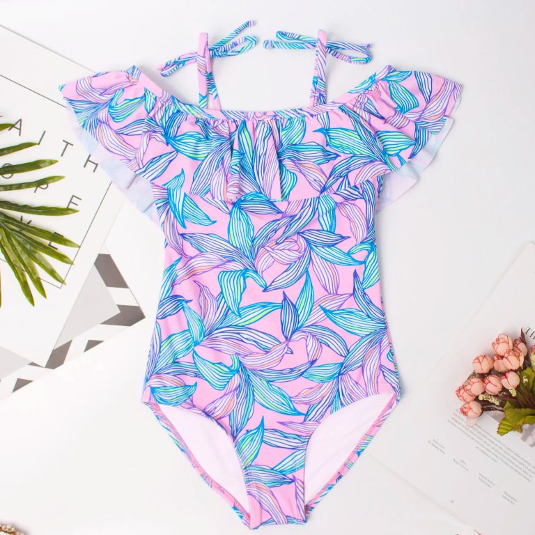 L'élégance rafraîchissante pour les petites nageuses : le maillot de bain imprimé feuille violet