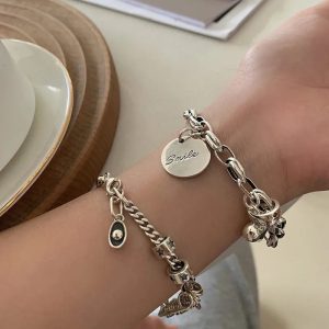 Élégance intemporelle : Le charme unique du bracelet en argent vintage