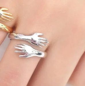 Affirmez votre personnalité avec élégance grâce à une broche design