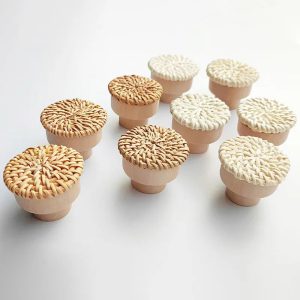 Révélez le charme naturel de vos meubles avec des poignées en bois de hêtre et rotin