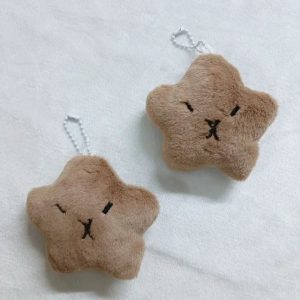 Retrouvez la douceur et l’originalité quotidienne avec ce charmant porte-clés peluche Capybara