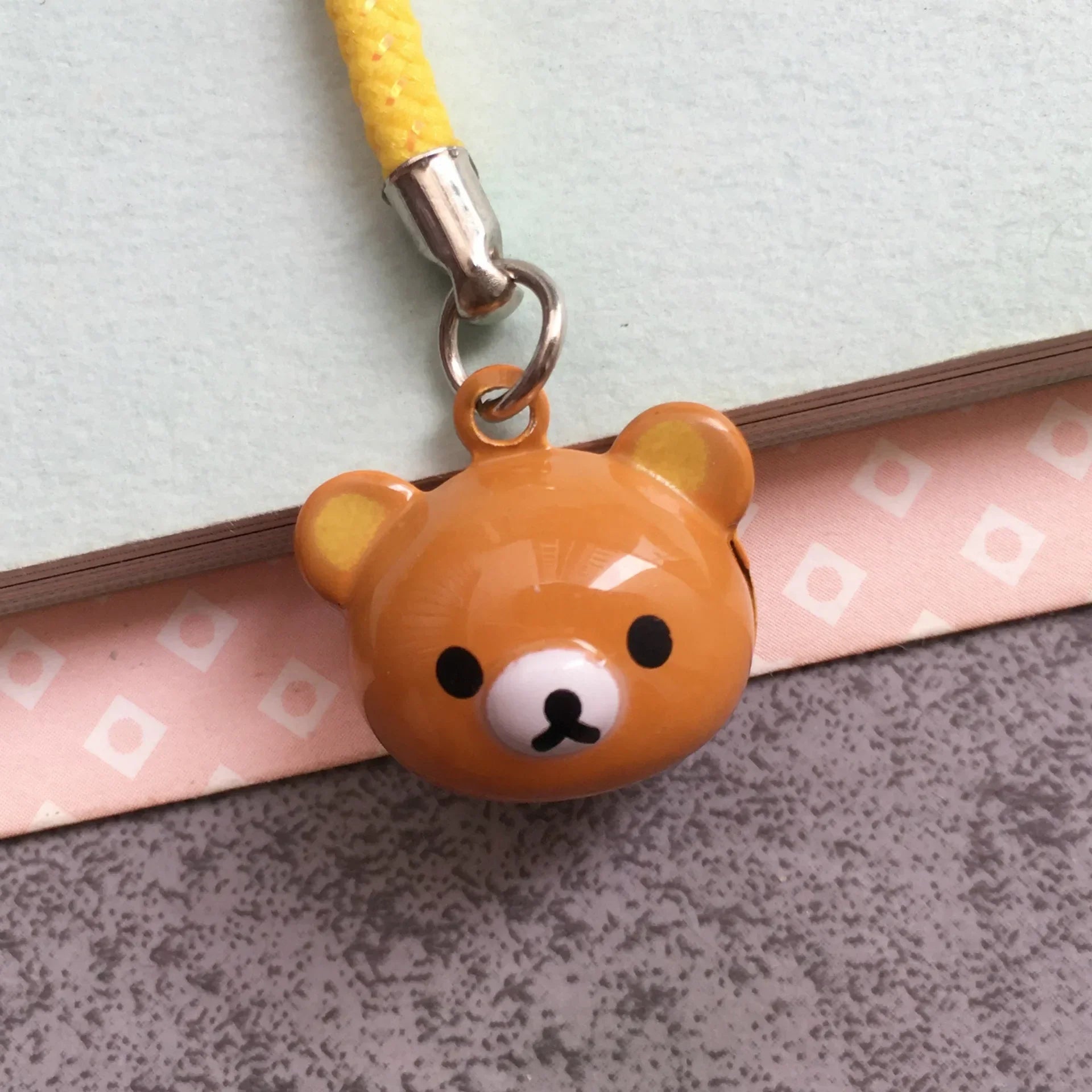 Pendentif Clochette Métallique : Quand l'Univers Cartoon Insuffle une Touche de Fantaisie à Votre Quotidien