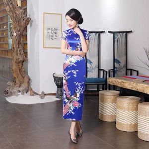 L'allure moderne de l’élégance : la robe satin violette à motif fleuri revisite le Cheongsam