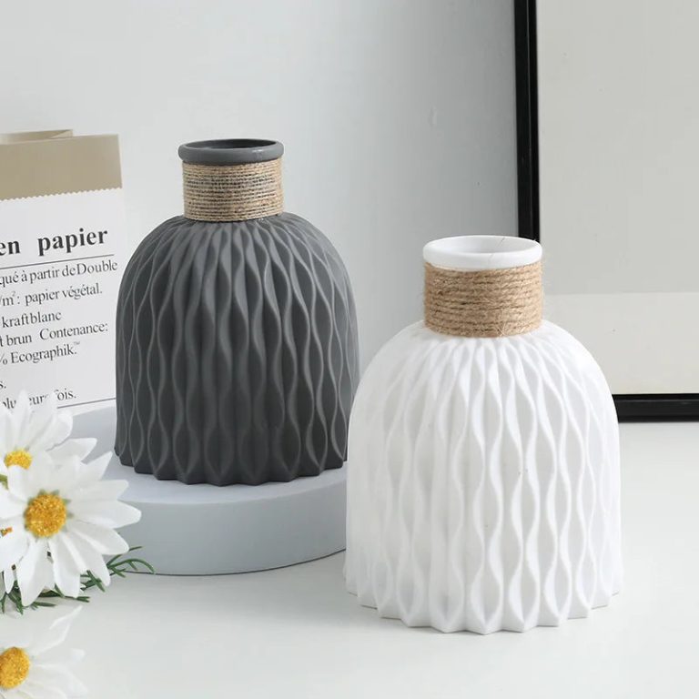 Redécouvrez l’art de la décoration moderne avec le Vase Ondes d'Eau en Plastique