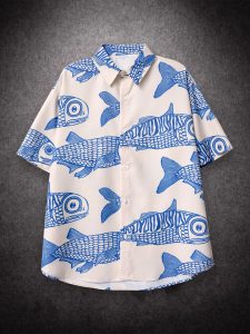 L'audace du Streetwear: La Chemise Oversized Imprimée Petits Poissons qui Réinvente Votre Garde-Robe