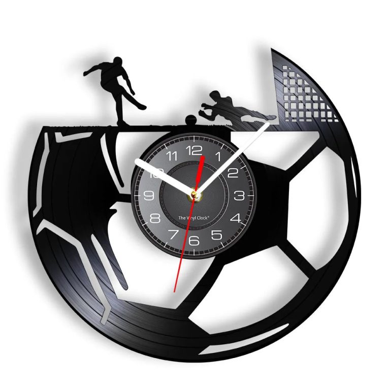Redécouvrez Votre Espace avec une Horloge Unique au Charme Rétro et Footballistique