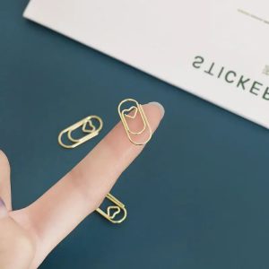 Élégance et fonctionnalité : redécouvrez votre quotidien avec des pinces à papier en cœur rose gold
