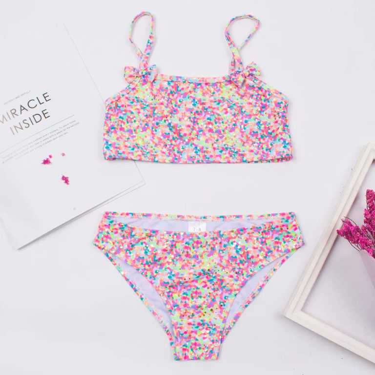 Un Été Stylé pour Votre Petite Princesse : L’Ensemble Bikini Imprimé avec Nœud qui Séduit
