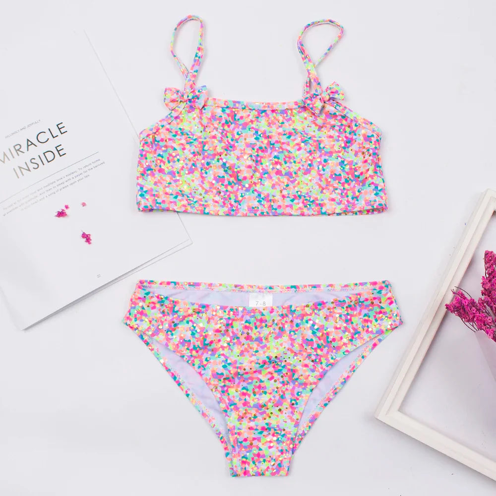 Un Été Stylé pour Votre Petite Princesse : L’Ensemble Bikini Imprimé avec Nœud qui Séduit
