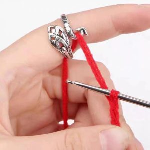 Découvrez l'Outil de Tricot en Métal Forme de Paon : Élégance et Précision pour Vos Créations Artisanales