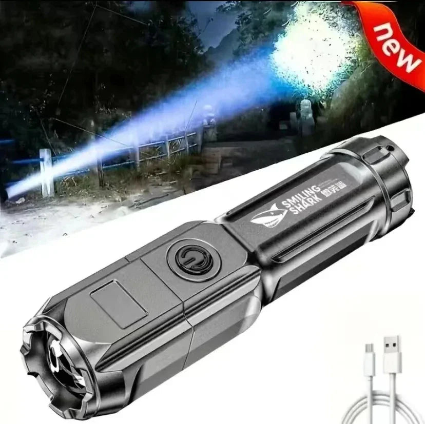 Brillez dans l’Obscurité : La Puissance Inégalée d’une Lampe Torche Tactique Rechargeable 3800 Lumens