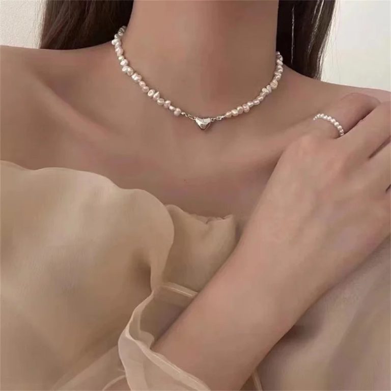 Raffinement et modernité : le charme irrésistible du collier ras-du-cou en perles d’inspiration coréenne