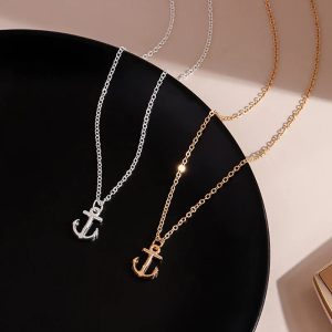 Embarquez pour une aventure stylée avec un collier qui incarne l'élégance maritime