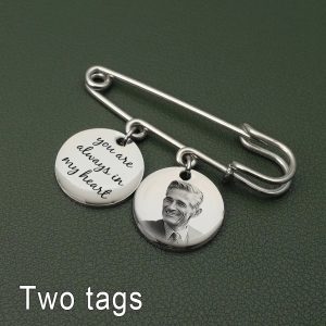 Sublimez vos souvenirs de mariage avec une broche photo personnalisée : l'émotion à portée de style