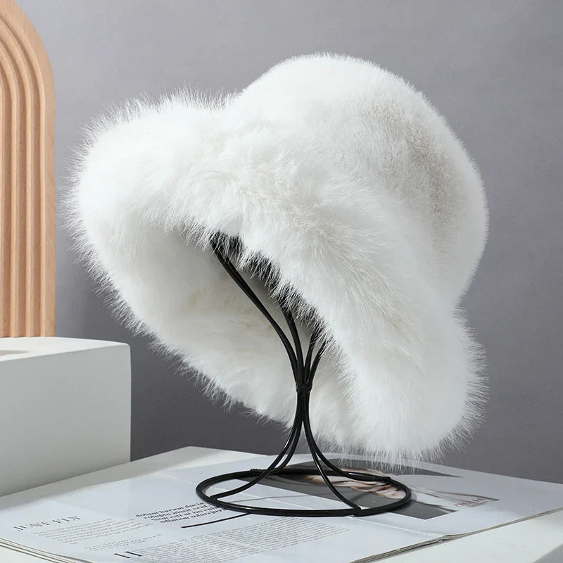 Chic et Confort en Hiver : Le Gros Chapeau Seau en Fausse Fourrure pour Femmes