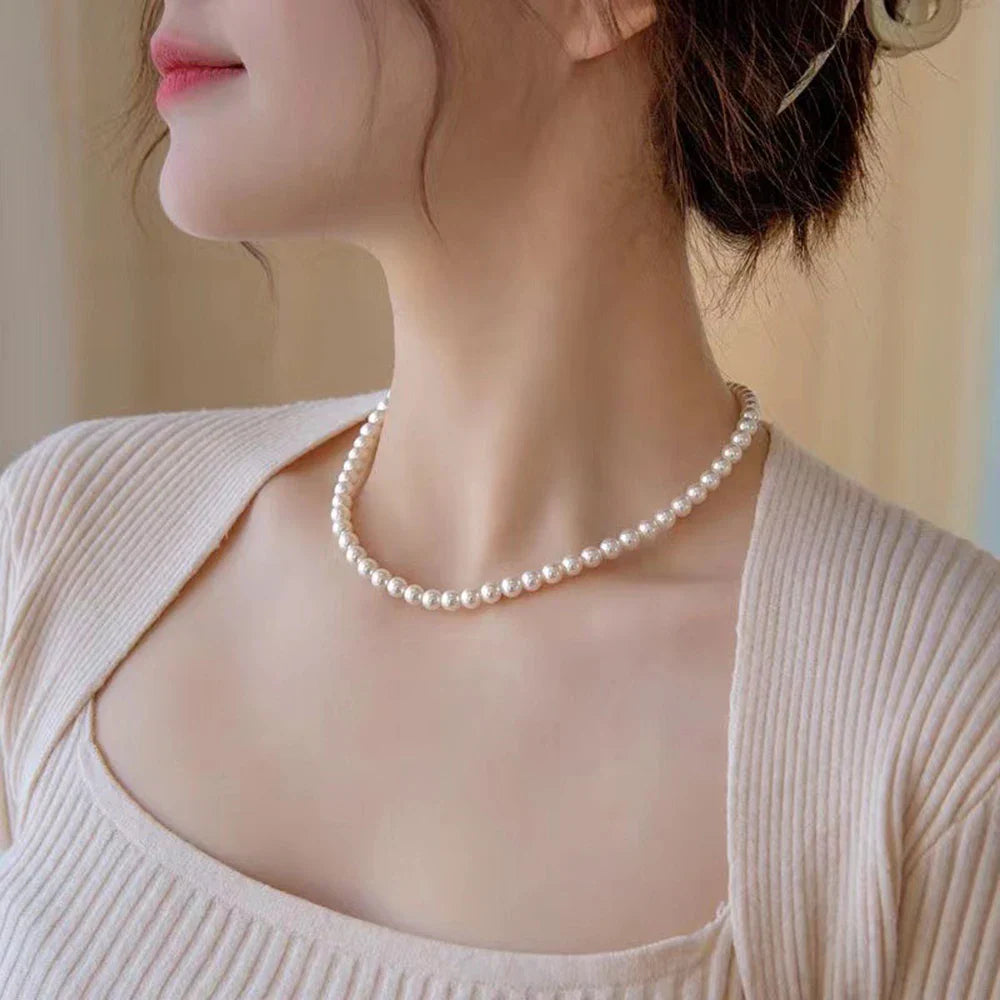 Raffinement intemporel : Sublimez votre style avec le collier ras-du-cou perle blanche vintage