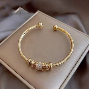 Le Bracelet Manchette Plaqué Or: L’Élégance en Cuivre Sublimée par le Zircon Cubique