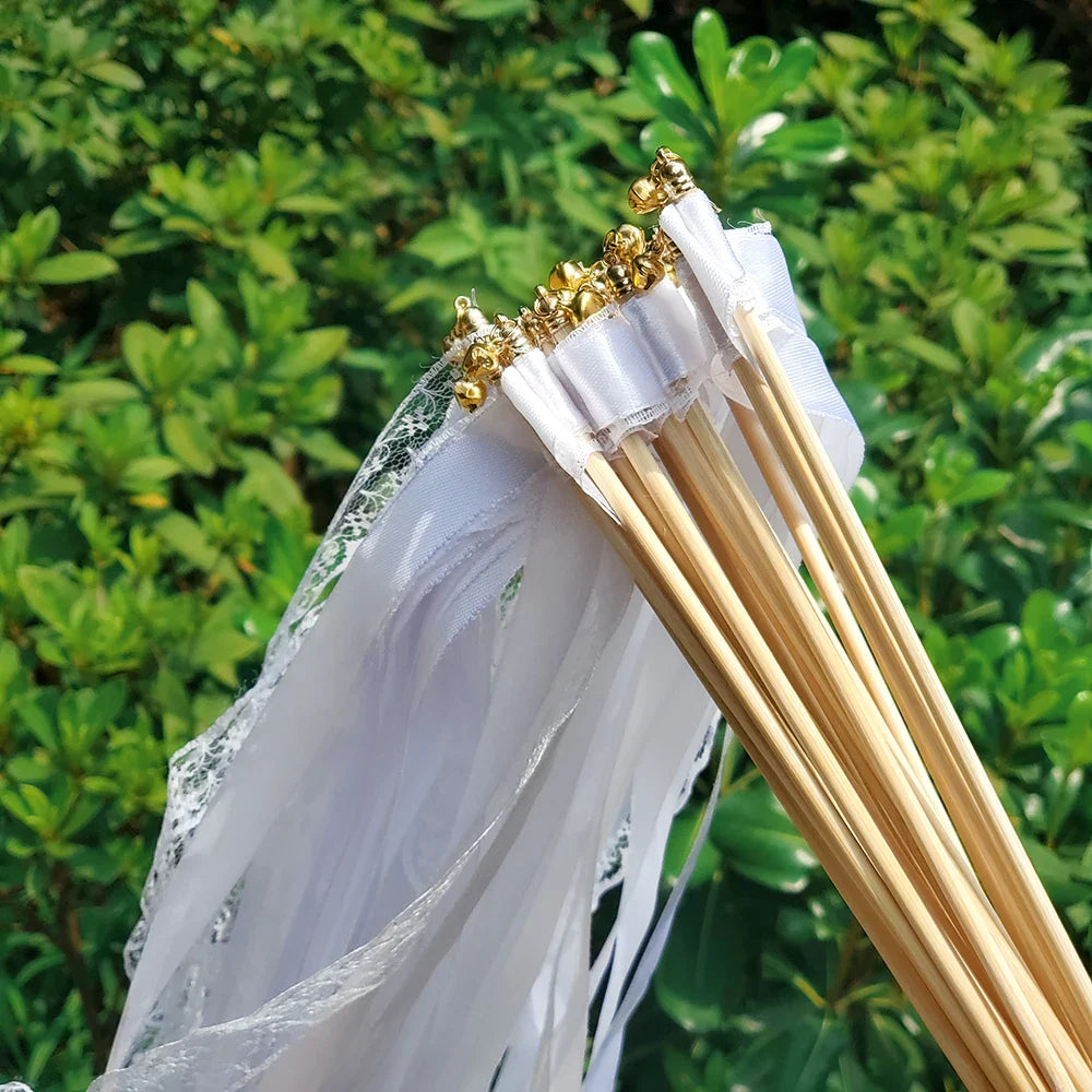 Ajoutez une Touche de Magie Élégante à Votre Mariage avec les Bâtons de Fée en Ruban Blanc