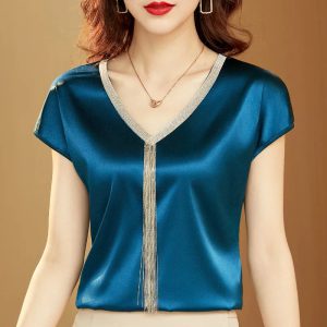 L'élégance contemporaine incarnée : La blouse en soie qui sublime votre style