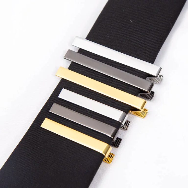 Réinventez votre élégance avec un clip de cravate en métal argenté