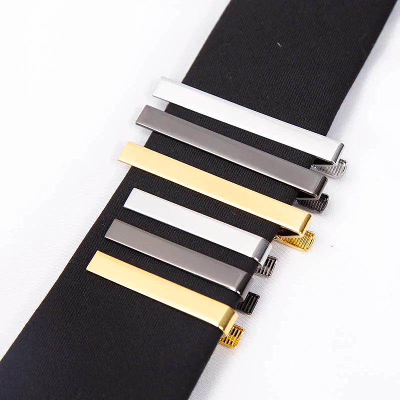 Réinventez votre élégance avec un clip de cravate en métal argenté