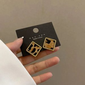 Boucles d'oreilles léopard en peluche : l'alliance subtile de l'audace rétro et du confort hivernal