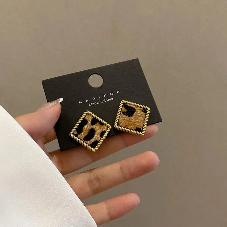 Boucles d'oreilles léopard en peluche : l'alliance subtile de l'audace rétro et du confort hivernal