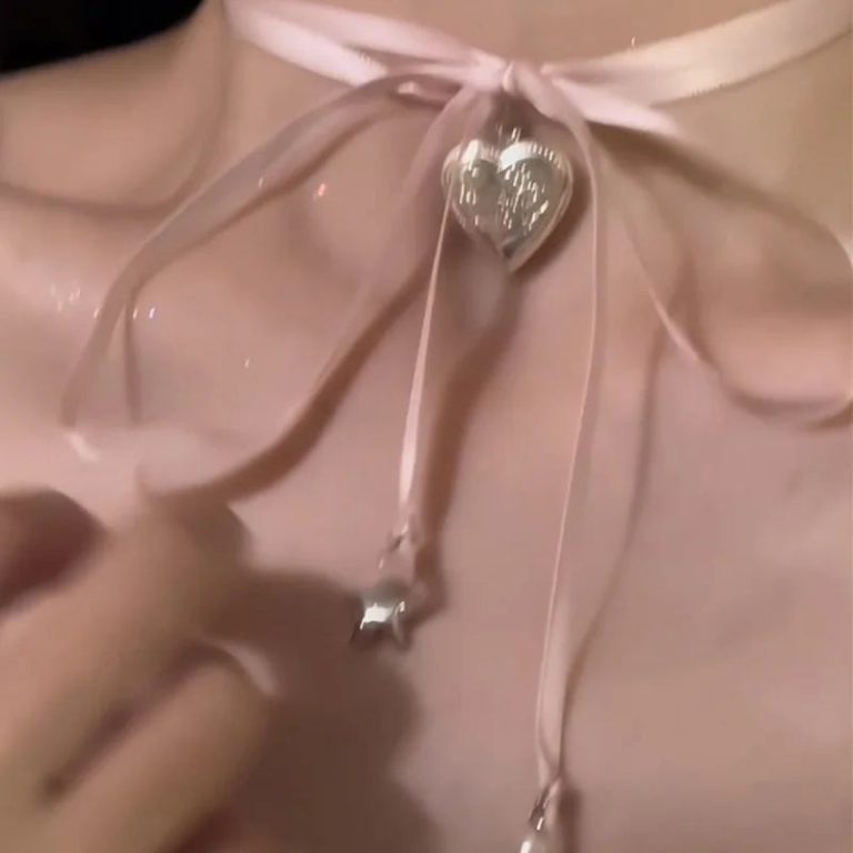 Raffinement et Charme : Le Collier Ruban Rose qui Sublime Vos Tenues