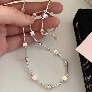 Élégance contemporaine : l'allure du collier géométrique en argent sterling