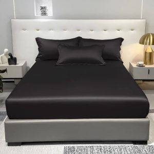 Sublimez Votre Espace de Repos avec un Dessus-de-lit en Satin de Soie Noir d'Exception