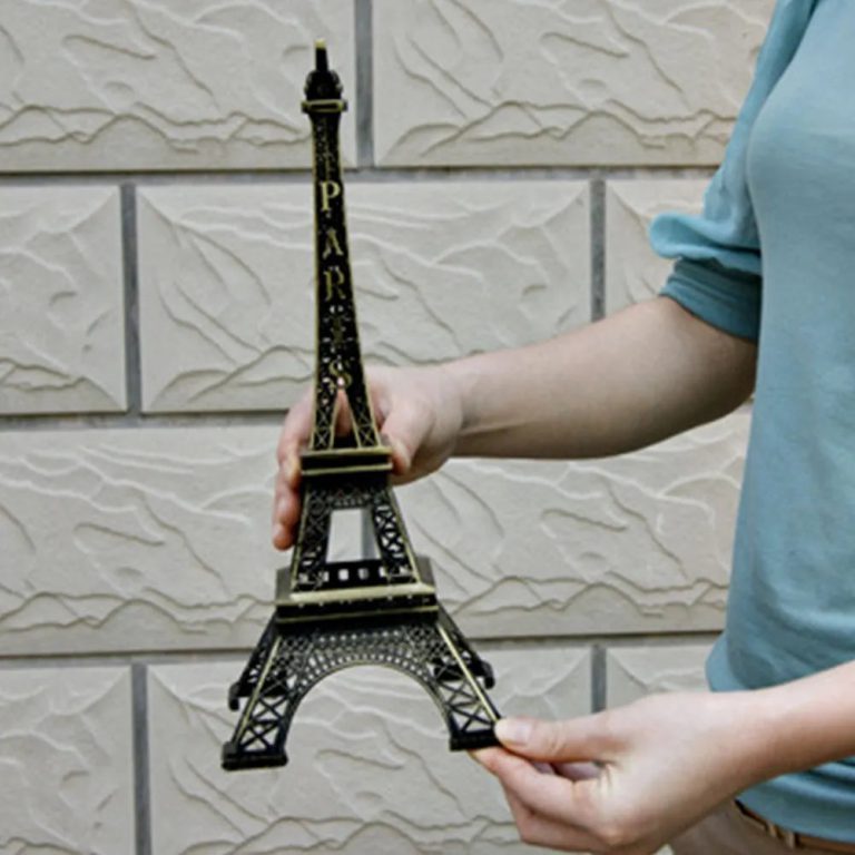Élégance parisienne intemporelle : la Statue Tour Eiffel en bronze, plus qu’un simple objet décoratif