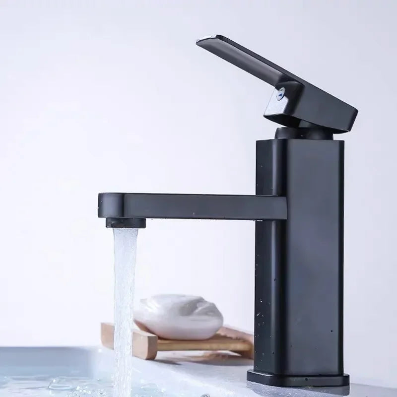 Un Robinets Mitigeurs Noir/Chrome pour Sublimer Votre Salle de Bain
