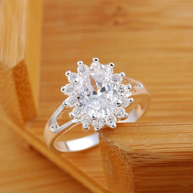 Découvrez l’Élégance Réinventée avec la Bague Fleur en Cristal et Moissanite