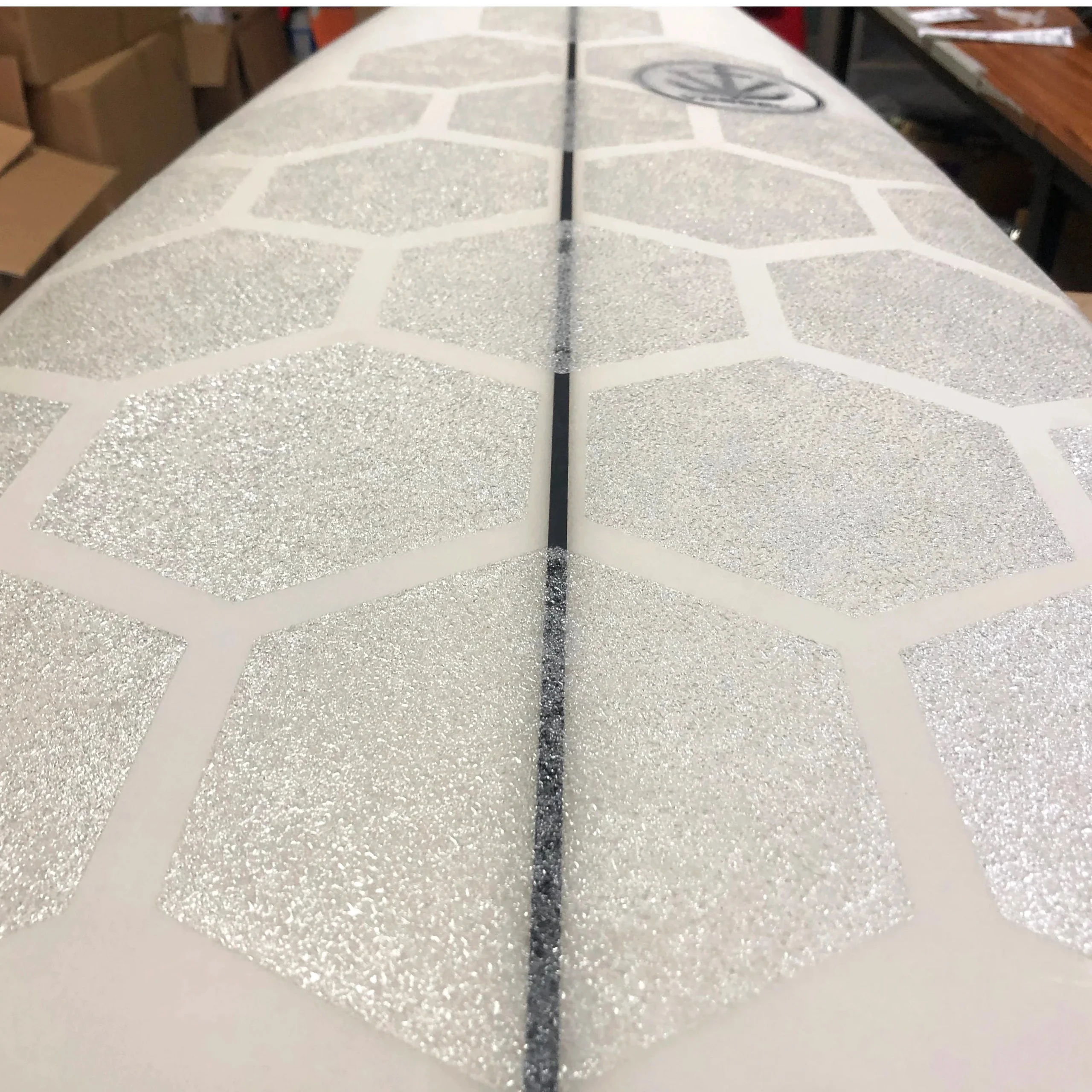 Maîtrisez la vague avec élégance grâce au tapis de traction transparent hexagonal AQUBONA