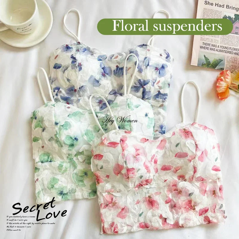 Sublimez Votre Style Estival avec ce Top Court en Dentelle Intemporel