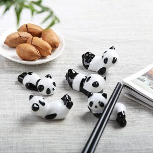 Un Accessoire Inattendu pour Sublimer vos Repas : L’Élégance Ludique du Support à Baguettes Céramique Panda