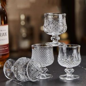 Redécouvrez l’élégance d’un bar maison grâce à un ensemble de verres vintage