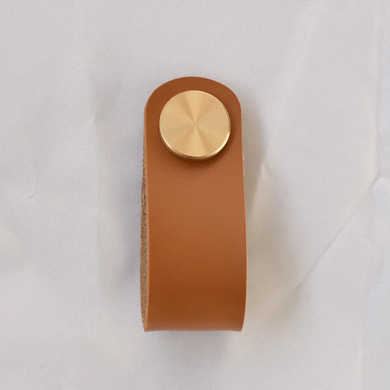 Redécouvrez vos meubles avec une touche d'élégance : le charme intemporel du cuir artificiel et laiton