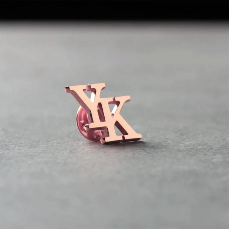 Affichez Votre Identité avec Élégance grâce à une Broche Unique en Acier Inoxydable
