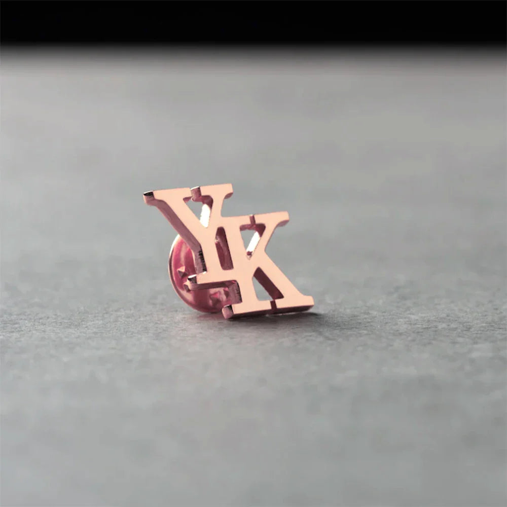 Affichez Votre Identité avec Élégance grâce à une Broche Unique en Acier Inoxydable