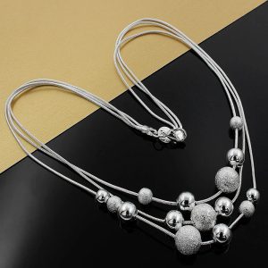 L’élégance qui transcende le temps : redécouvrez votre style avec le collier de perles en argent
