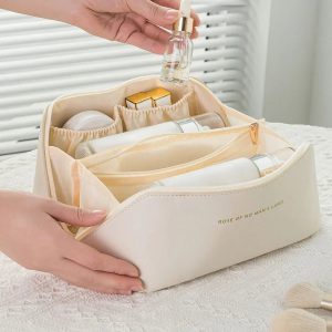 Voyage avec élégance : Le sac cosmétique en cuir qui révolutionne votre quotidien