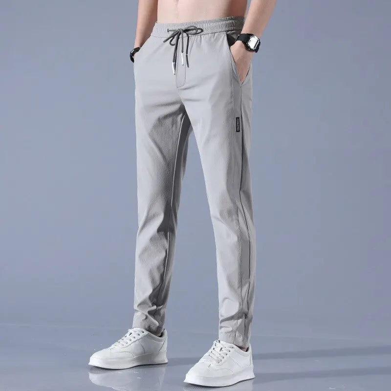 Style et Sophistication au Quotidien : Découvrez le Pantalon Homme Soie Glace Noir/Gris