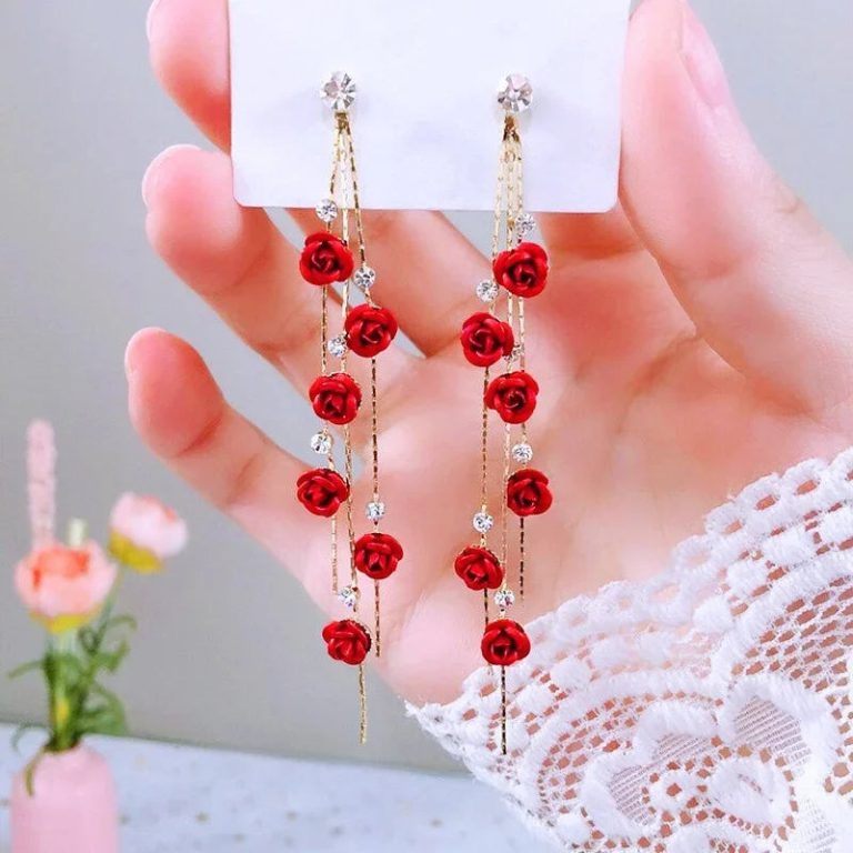 Boucles d'Oreilles Pompons Delysia King : Sublimez Votre Élégance avec un Accessoire Raffiné