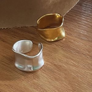 Élégance moderne : la bague géométrique en argent sterling 925 plaqué or